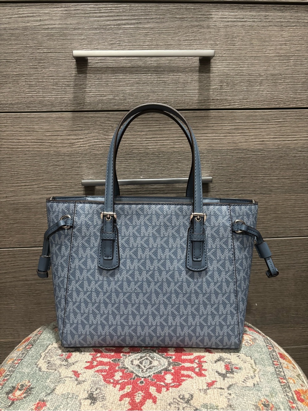 ✨ NWT Michael Kors Voyager Extra-Small Signature Logo Tote Bag - Denim Blue ✨ - Picture 2 of 6